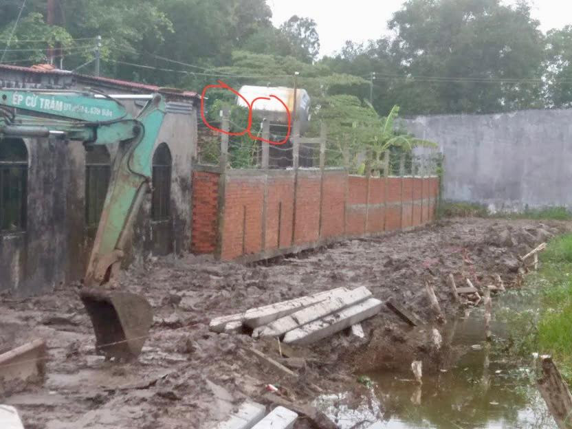 Camera giám sát "ngó" qua phần đất của anh Lam. Camera giám sát "ngó" qua phần đất của anh Lam.