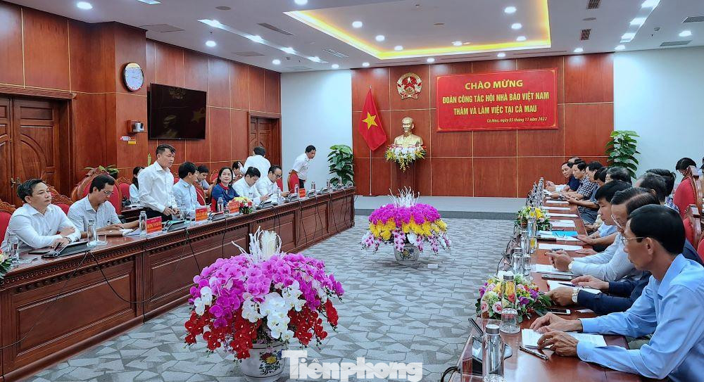 Quang cảnh buổi làm việc. Quang cảnh buổi làm việc.