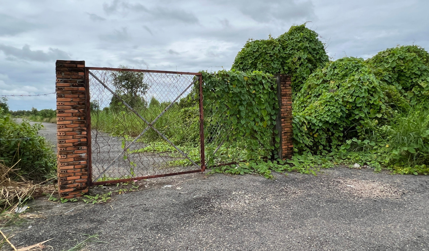 “Ngân hàng đất” được tỉnh Cà Mau phê duyệt (bổ sung) vào tháng 8/2016 khi thực hiện Dự án cống Bào Trấu, nhằm mục đích tiếp nhận đất bùn từ việc nạo vét các tuyến kênh cấp 1, cấp 2 thuộc tiểu vùng 10 - Nam Cà Mau (dự án WB6) và mở rộng phạm vi tiếp nhận bùn đất sau nạo vét của các tuyến kênh lân cận. Nguồn đất này sẽ được trộn với chất phụ gia làm tăng độ kết dính để cung cấp cho các nơi san lấp mặt bằng. Phương án này được kỳ vọng giúp giảm chi phí rất lớn so với việc dùng cát. “Ngân hàng đất” được tỉnh Cà Mau phê duyệt (bổ sung) vào tháng 8/2016 khi thực hiện Dự án cống Bào Trấu, nhằm mục đích tiếp nhận đất bùn từ việc nạo vét các tuyến kênh cấp 1, cấp 2 thuộc tiểu vùng 10 - Nam Cà Mau (dự án WB6) và mở rộng phạm vi tiếp nhận bùn đất sau nạo vét của các tuyến kênh lân cận. Nguồn đất này sẽ được trộn với chất phụ gia làm tăng độ kết dính để cung cấp cho các nơi san lấp mặt bằng. Phương án này được kỳ vọng giúp giảm chi phí rất lớn so với việc dùng cát.