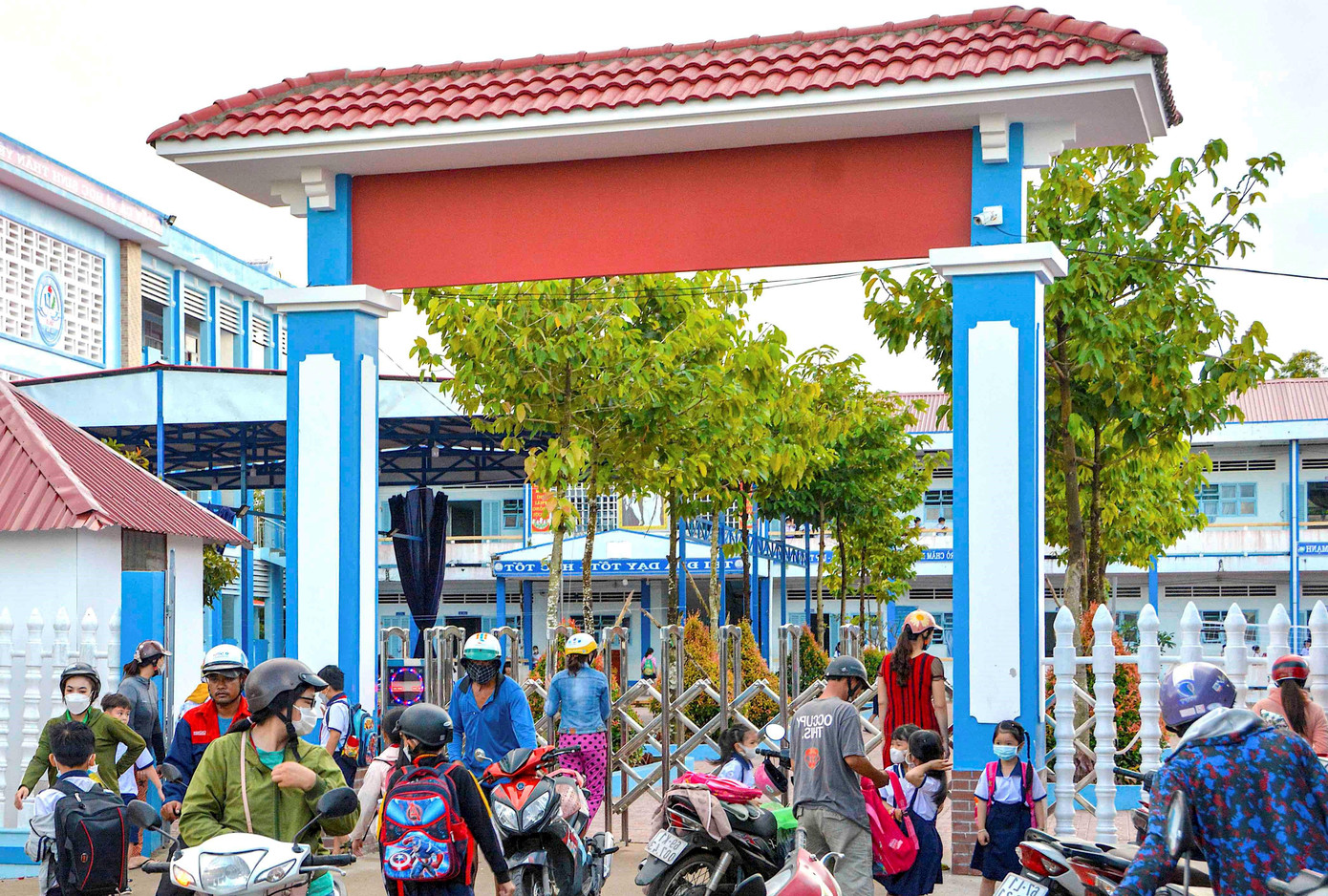 Trường tiểu học Tân Lợi trả lại toàn bộ tiền vận động của cha mẹ học sinh đóng góp các khoản ngoài quy định. Trường tiểu học Tân Lợi trả lại toàn bộ tiền vận động của cha mẹ học sinh đóng góp các khoản ngoài quy định.