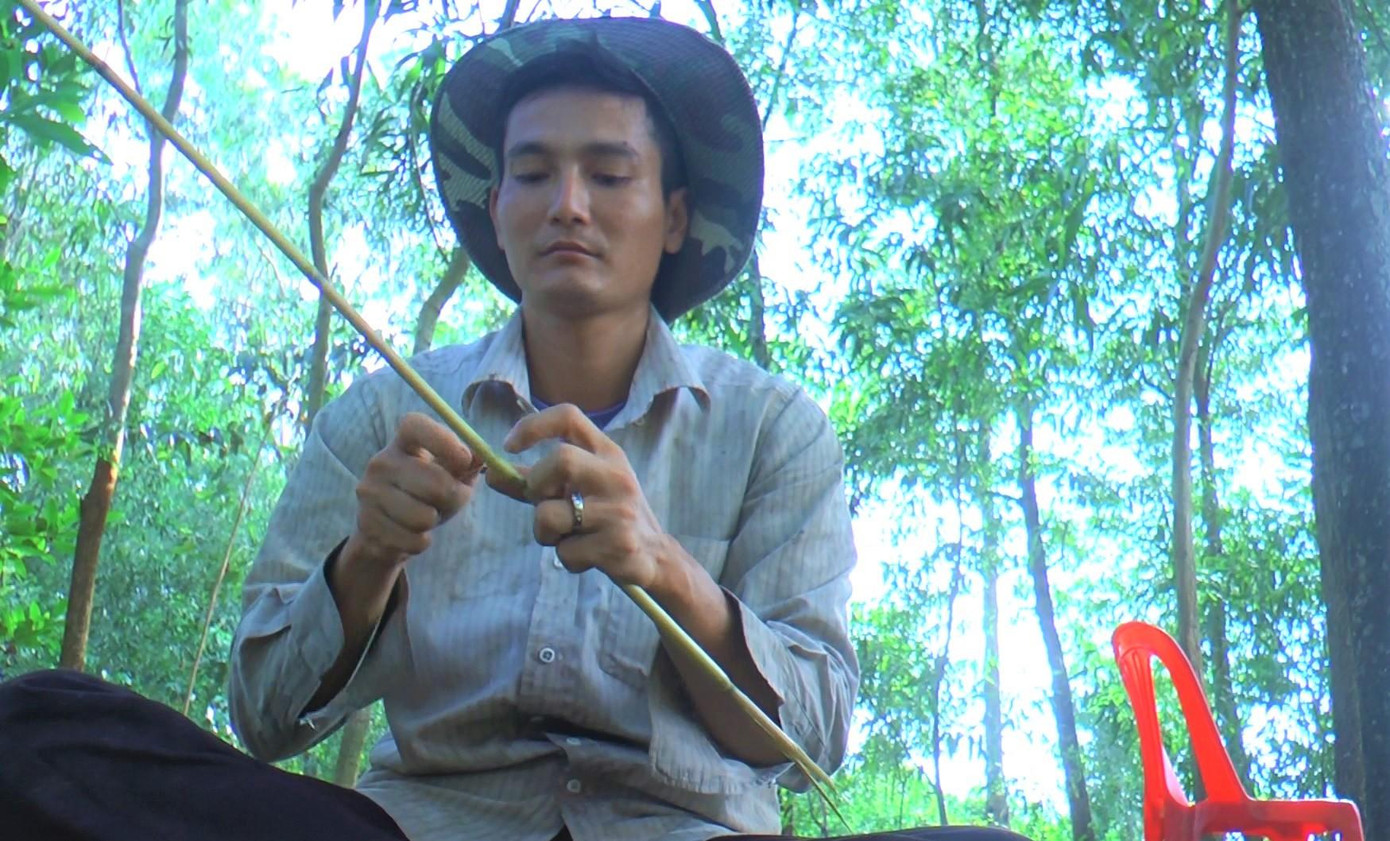 Anh Bùi Như Ý (ngụ ấp Tắc Thủ, xã Hồ Thị Kỷ, huyện Thới Bình, tỉnh Cà Mau) cho biết, lịch thường có đặc tính ở những nơi đất mềm, nhiều bùn. Khi ăn mồi câu thì lịch sẽ trốn sâu vào trong hang và xoắn dây câu.