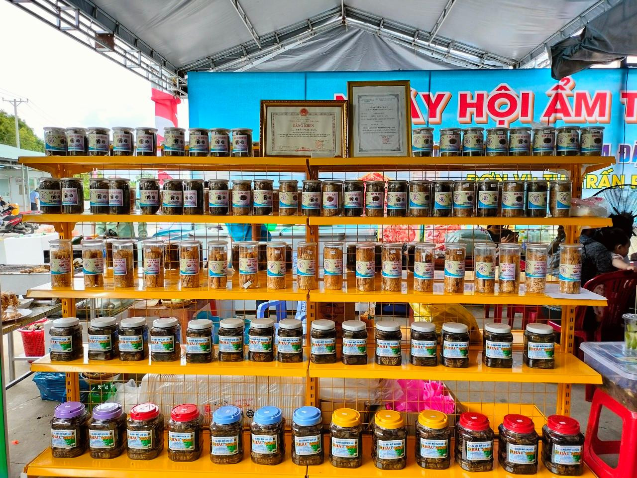 Gian hàng ba khía muối Rạch Gốc.