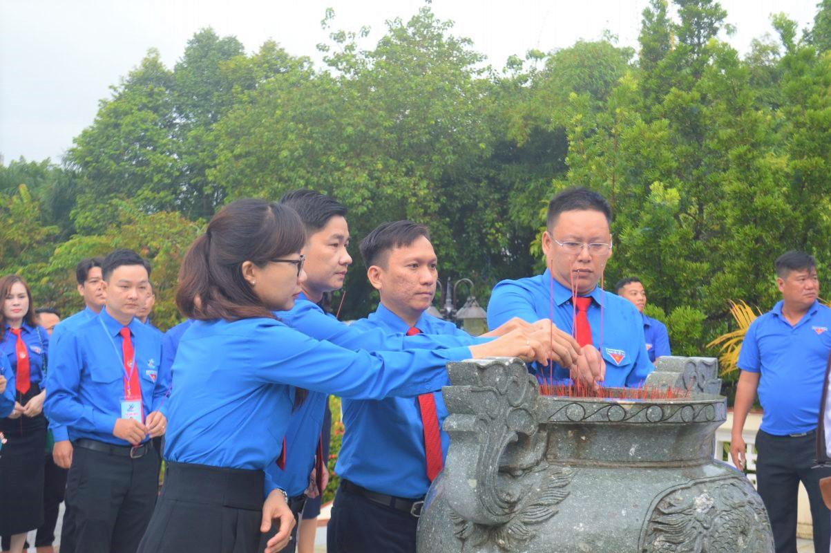 Đại biểu dâng hoa, dâng hương và báo công dâng Bác tại Khu Tưởng niệm Chủ tịch Hồ Chí Minh.