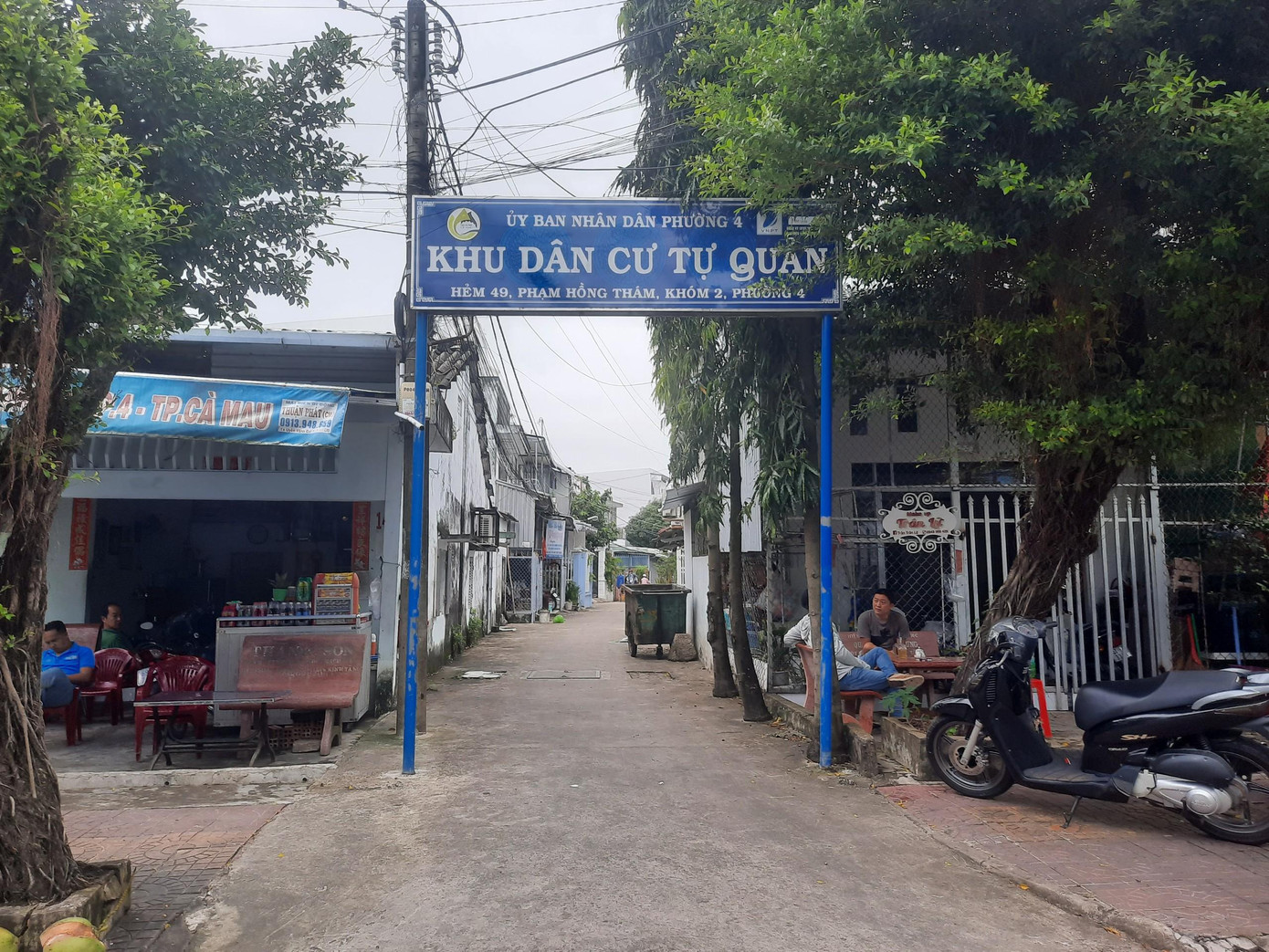 Con hẻm dẫn vào nơi ở của mẹ con bà N. sinh sống. Con hẻm dẫn vào nơi ở của mẹ con bà N. sinh sống.