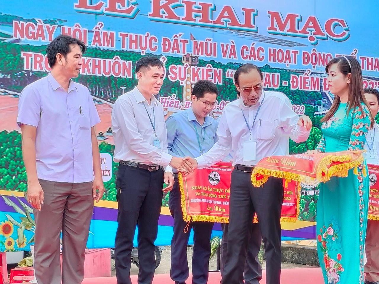 Giải kéo co trên xuồng ba lá là hoạt động ý nghĩa lập thành tích chào mừng kỷ niệm Cách mạng tháng tám, Quốc khánh 2/9; tiếp tục hưởng ứng cuộc vận động “Toàn dân rèn luyện thân thể theo gương Bác Hồ vĩ đại”. Qua đó, thúc đẩy phong trào tập luyện thể dục, thể thao trong quần chúng nhân dân trên địa bàn huyện Ngọc Hiển, góp phần rèn luyện thân thể, nâng cao sức khoẻ, phục vụ công tác, học tập và lao động sản xuất.