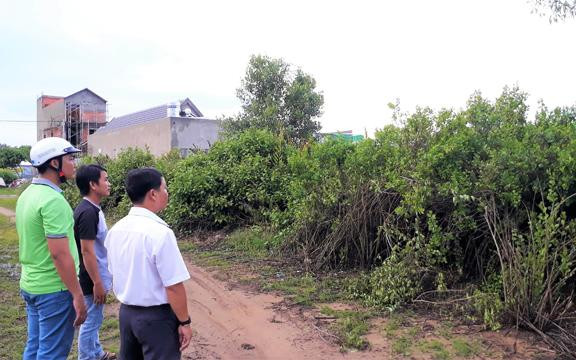 Nhiều người dân bức xúc vì đã trả tiền mua nền đất tại KDC nhưng chưa được giao Giấy chứng nhận quyền sử dụng đất.