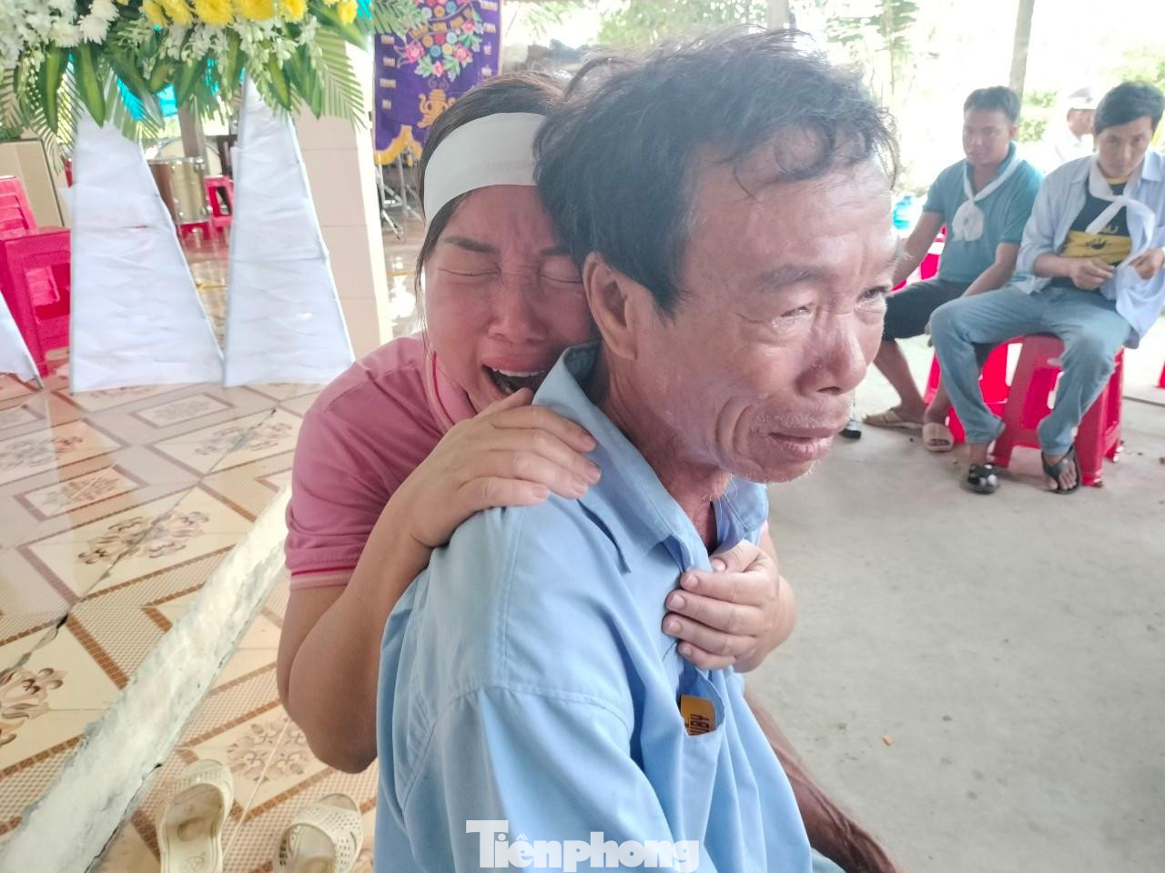 Chị Nguyễn Thị Thu (chị ruột chị T) ôm Nguyễn Văn Hà (cha ruột chị T) khóc nức nở. Chị Nguyễn Thị Thu (chị ruột chị T) ôm Nguyễn Văn Hà (cha ruột chị T) khóc nức nở.