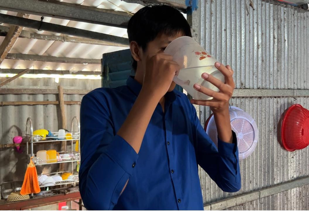 Hàng ngày các bữa ăn, em ăn rất ít nhưng uống nước thì nhiều.