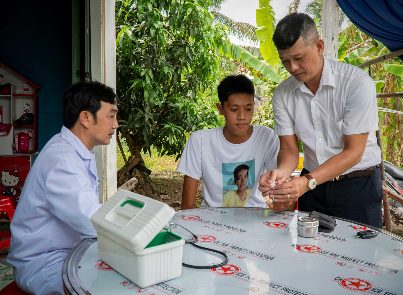 Bác sĩ Bệnh viện Đa khoa Cà Mau thăm khám sức khỏe cho Út. Bác sĩ Bệnh viện Đa khoa Cà Mau thăm khám sức khỏe cho Út.