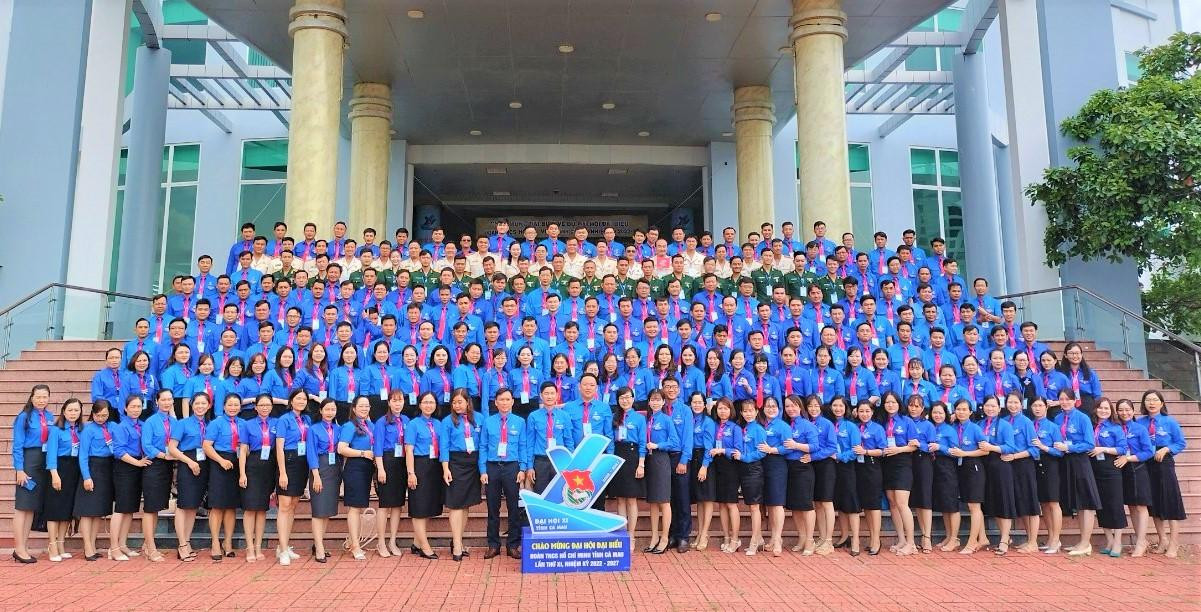 Các đại biểu chụp ảnh lưu niệm.