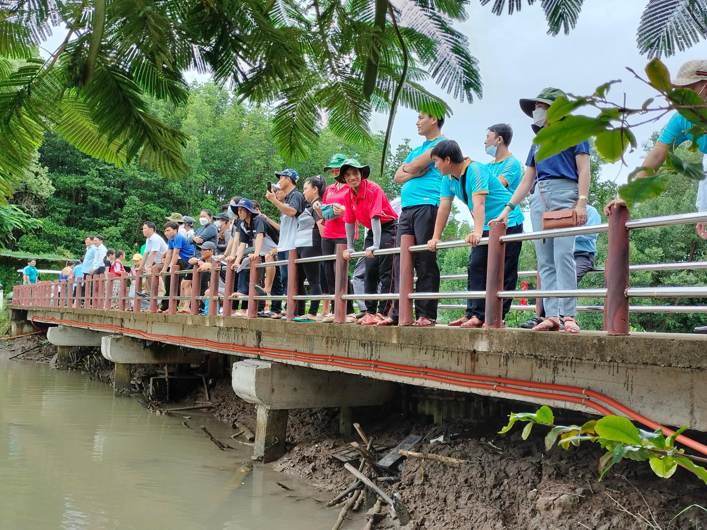 Du khách và người dân đứng hàng dài xem các đội kéo co tranh tài.