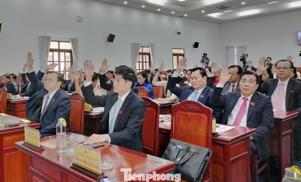 Các đại biểu đã thông qua nghị quyết về việc tổ chức lại các cơ quan chuyên môn thuộc UBND tỉnh.