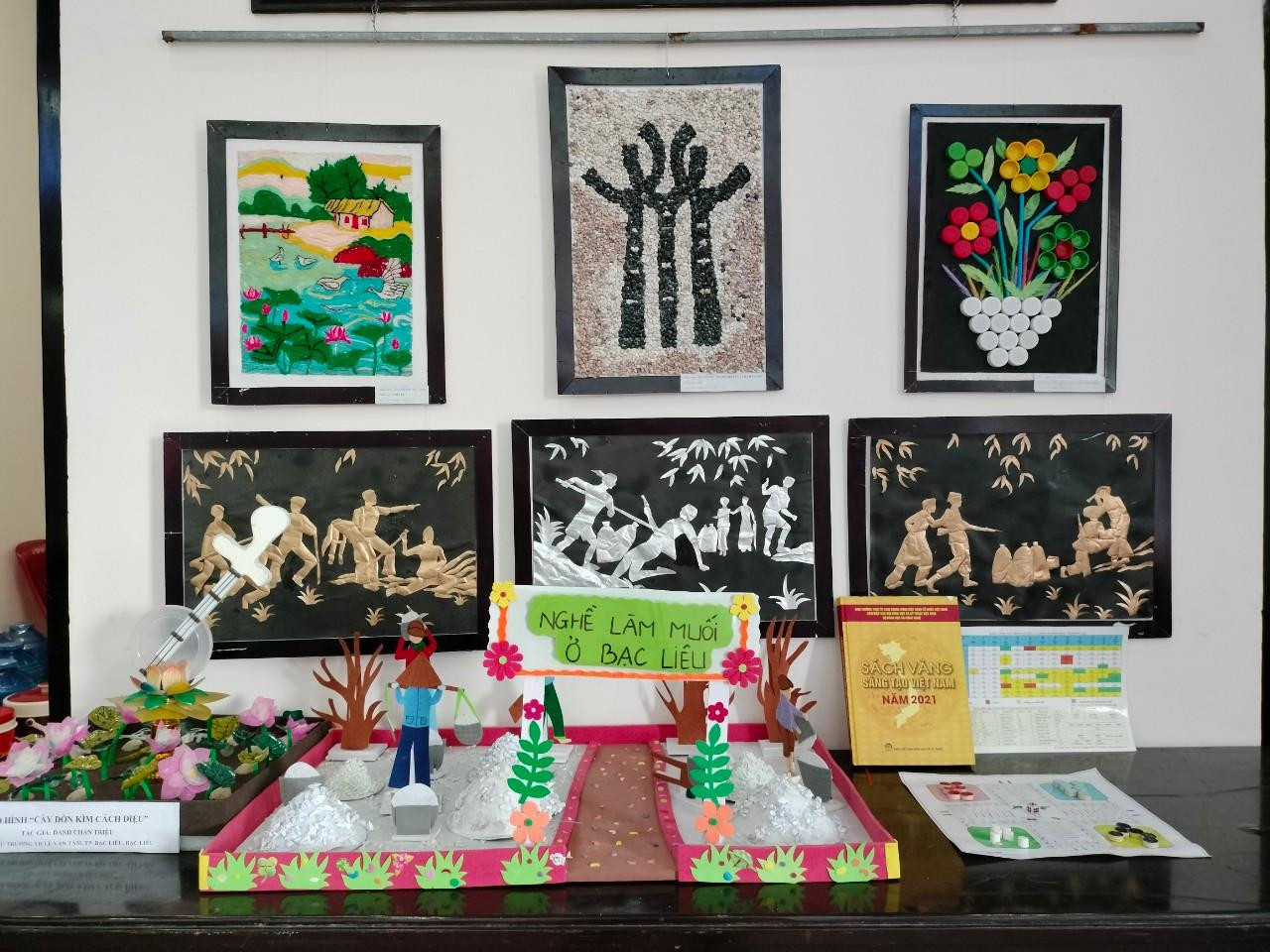 Ngay trước sảnh của trung tâm, các bạn trẻ đã phác hoạ mô hình “Nghề làm muối ở Bạc Liêu”. Đây là di sản văn hóa được đưa vào Danh mục di sản văn hóa phi vật thể cấp quốc gia, thuộc loại hình nghề thủ công truyền thống.