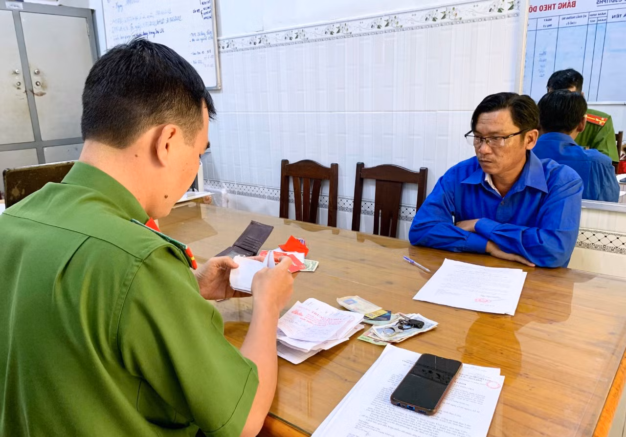 Út tại cơ quan công an. (Ảnh: Trọng Nguyễn).