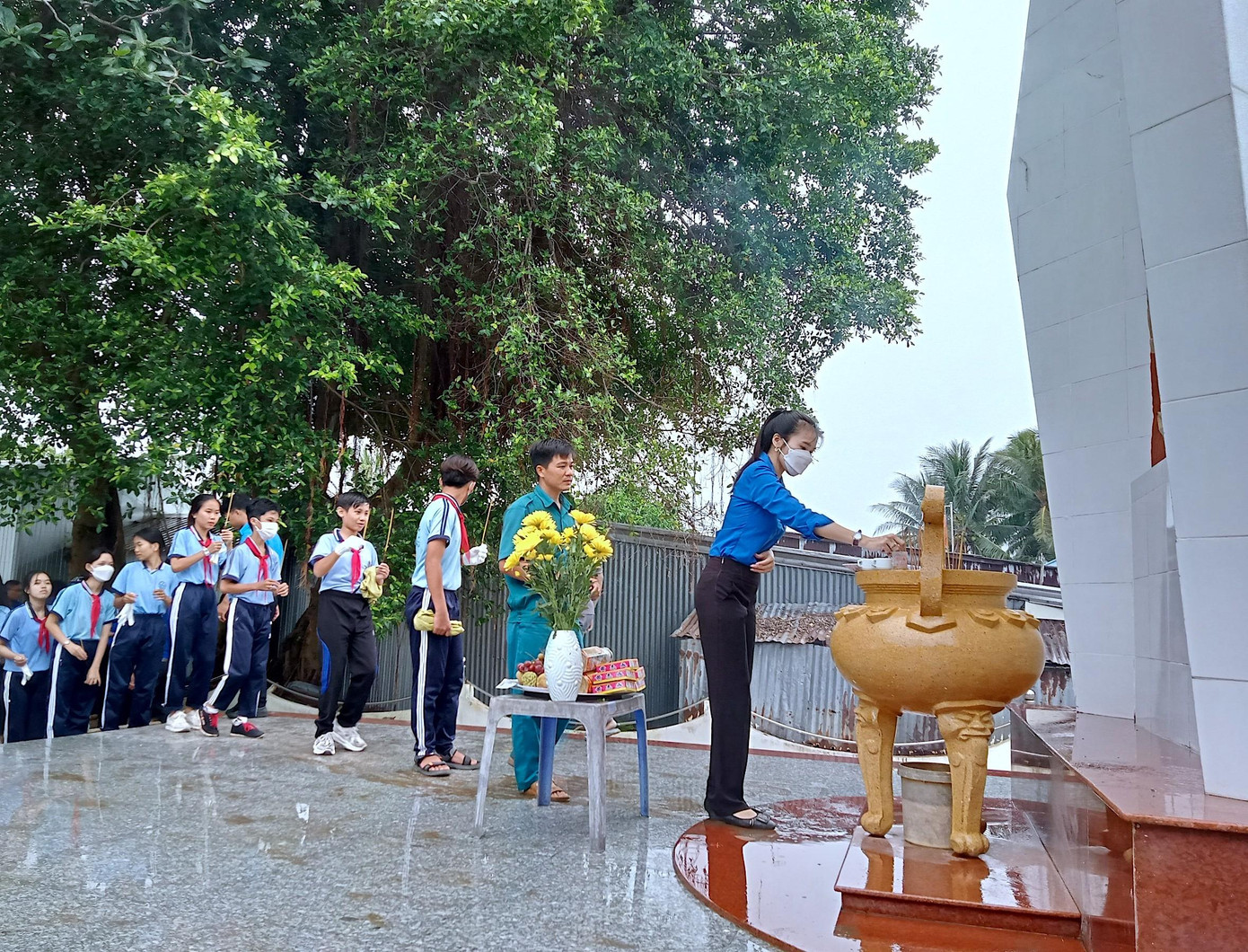 Các thế hệ học sinh thắp hương tưởng niệm các nạn nhân.