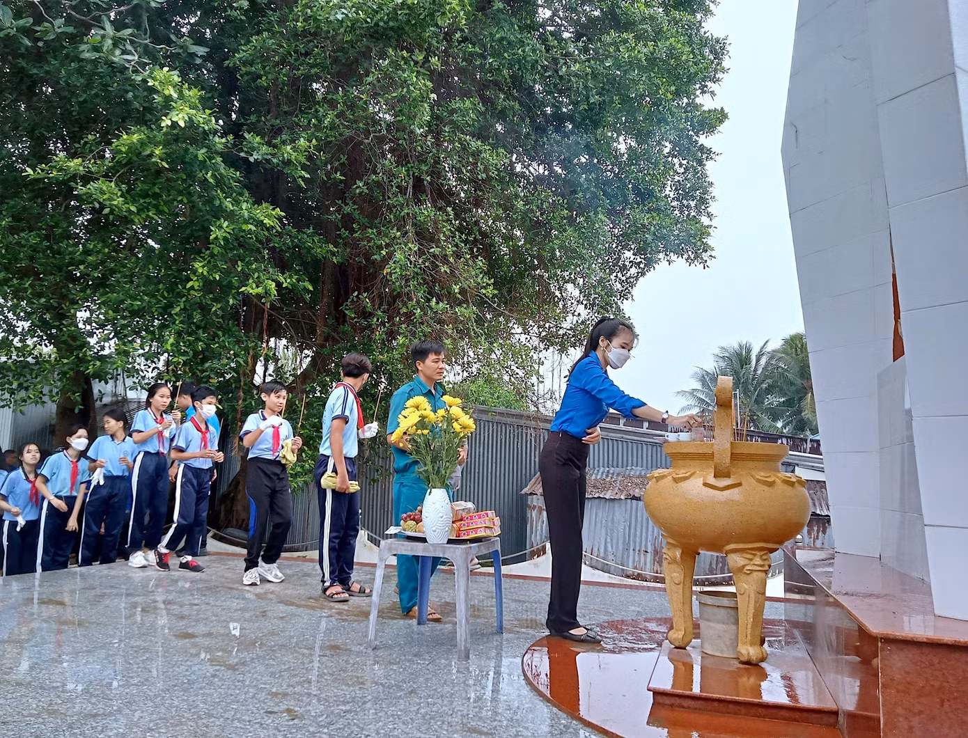 Các thế hệ học sinh thắp hương tưởng niệm các nạn nhân.