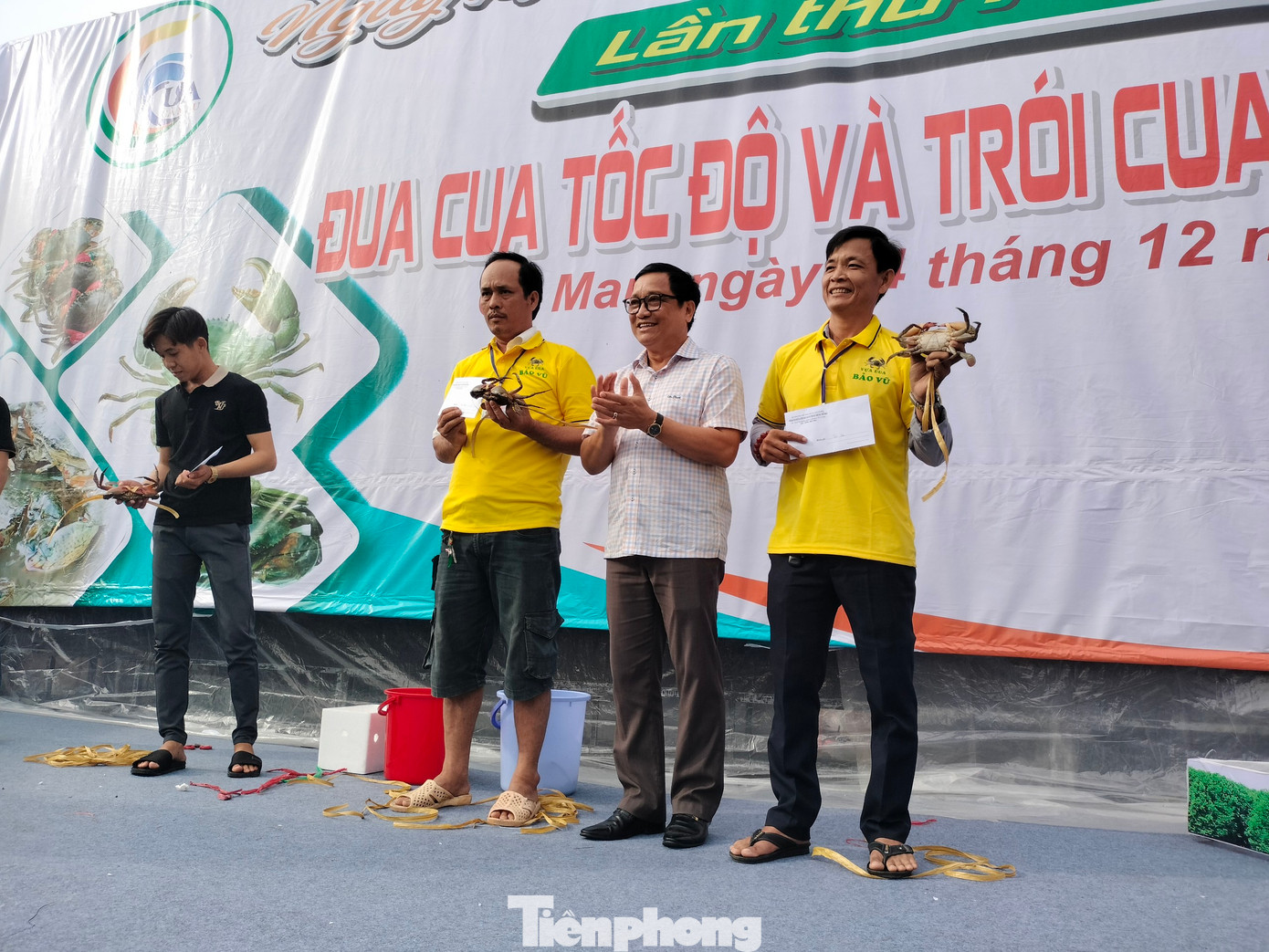 Ông Tạ Hoàng Hiện, Phó Giám đốc Sở Văn hoá – Thể thao và Du lịch tỉnh Cà Mau thông tin: “Giải đua cua năm nay có gần 100 con/mỗi hạng cân đã đăng ký tham gia tranh tài. Trong ngày, Ban tổ chức sẽ kết thúc và trao giải thưởng nhất, nhì, ba cho cả 3 hạng cân. Riêng ở phần thi trói cua, đơn vị huyện Năm Căn đạt giải nhất; đơn vị huyện Ngọc Hiển đạt giải nhì và đơn vị huyện Đầm Dơi đạt giải ba”.