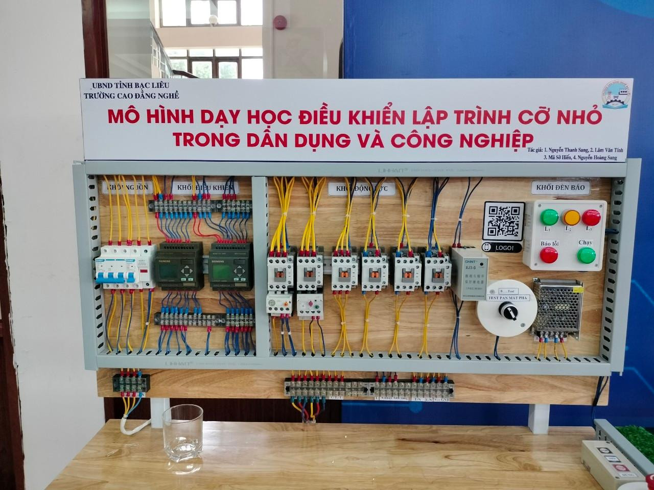 Mô hình dạy học điều khiển lập trình cỡ nhỏ trong dân dụng và công nghiệp của Trường Cao đẳng nghề Bạc Liêu được trưng bày tại đại hội.