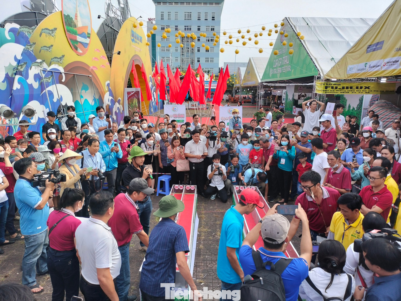 Khán giả tập trung rất đông xem các “cua thủ” thi đấu. Do diễn ra vào ngày cuối tuần nên có đông đảo người dân từ khắp nơi đổ về TP. Cà Mau theo dõi cuộc thi “độc lạ” này.