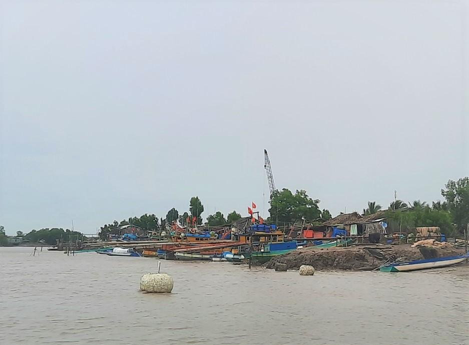 Tại cửa biển Hố Gùi, nhiều tàu cá ngư dân phải nằm bờ do chờ nhiên liệu. Tại cửa biển Hố Gùi, nhiều tàu cá ngư dân phải nằm bờ do chờ nhiên liệu.