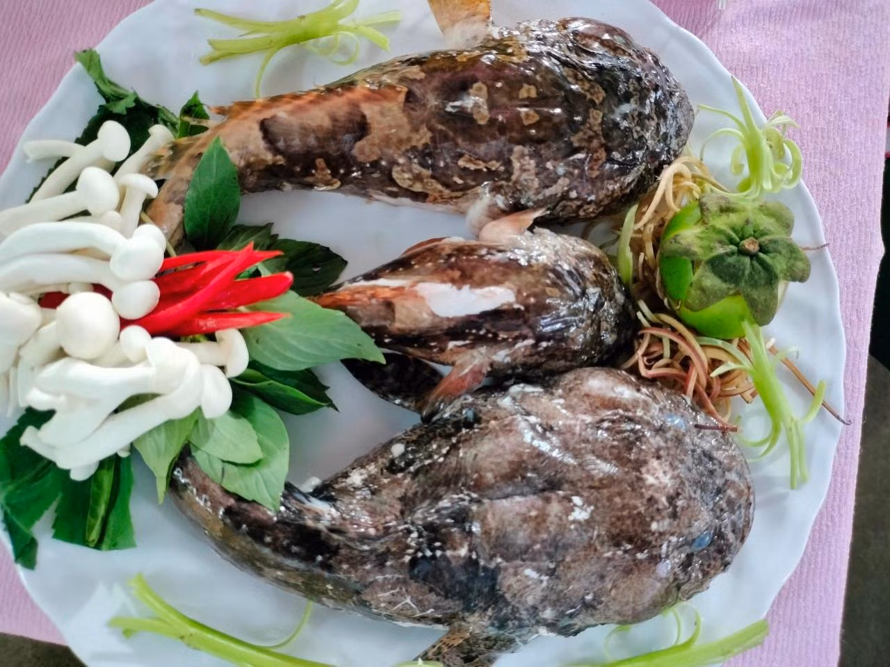 Cá mao ếch có ngoại hình xấu xí nhưng hương vị sau khi chế biến lại khiến bạn bất ngờ.