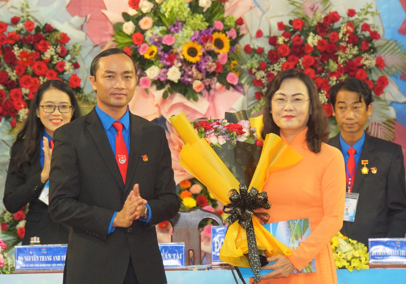 Bí thư Tỉnh Đoàn khoá X Phạm Tuấn Tài tặng hoa cho bà Lê Thị Ái Nam.