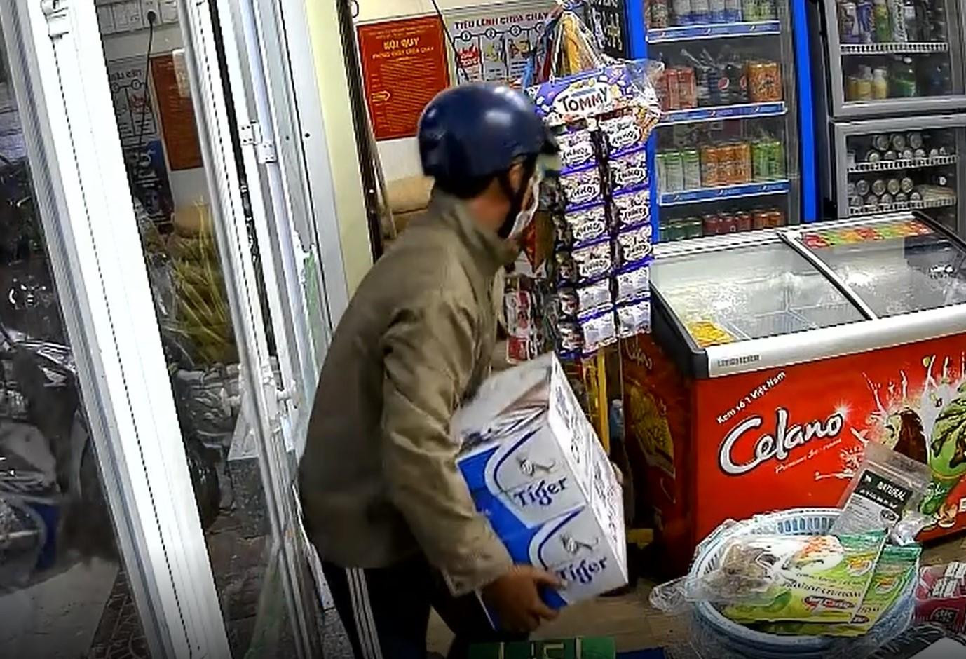 Trộm thùng bia tại cửa hàng của anh Lam. Trộm thùng bia tại cửa hàng của anh Lam.