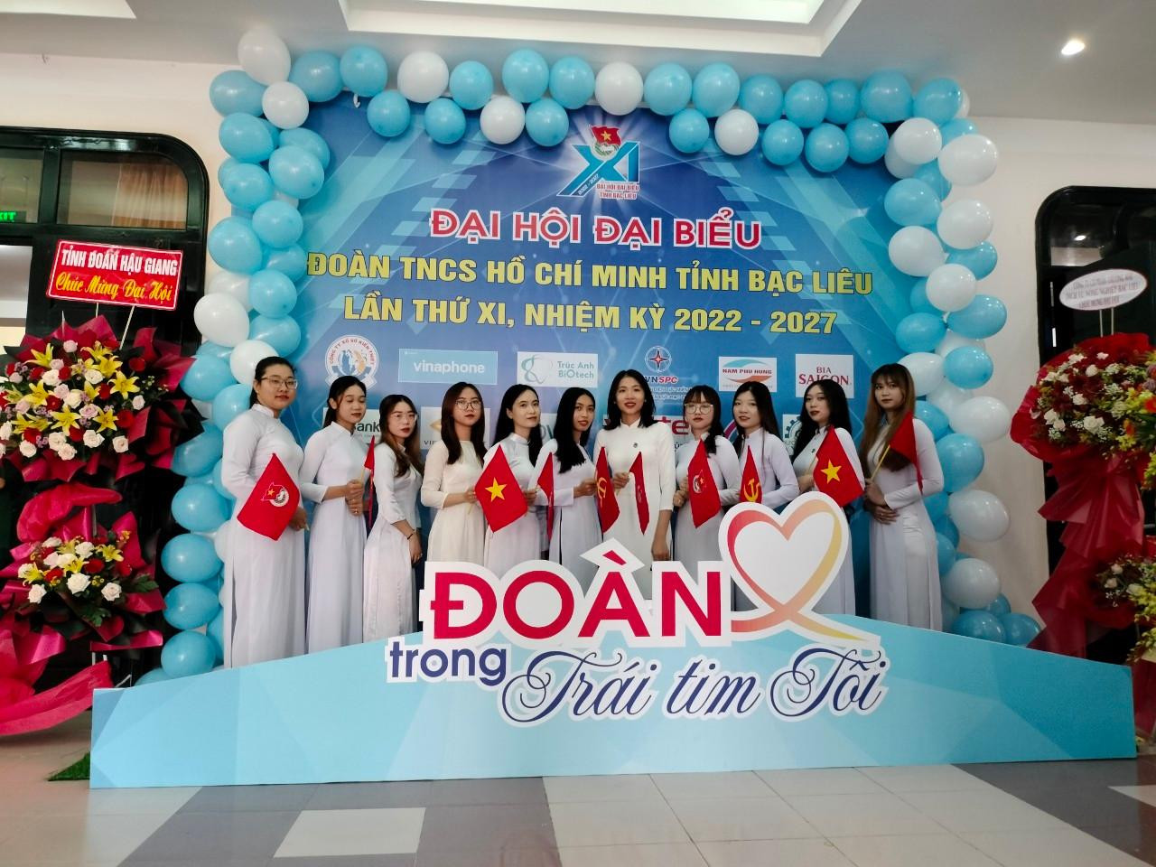 Các bạn trẻ lưu giữ kỷ niệm tuổi thanh xuân.