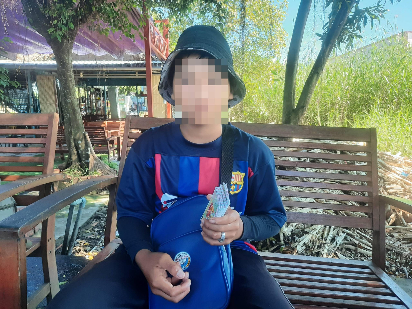 Quan phải nghỉ học từ sớm để đi bán vé số mưu sinh.