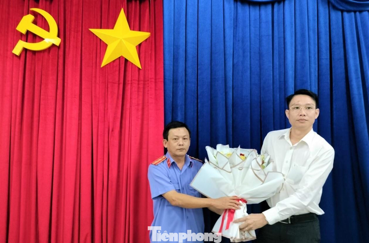 Đại diện VKSND TP. Cà Mau, tỉnh Cà Mau tặng hoa và thay mặt cơ quan tố tụng gửi lời xin lỗi anh Huỳnh Thanh Lam.