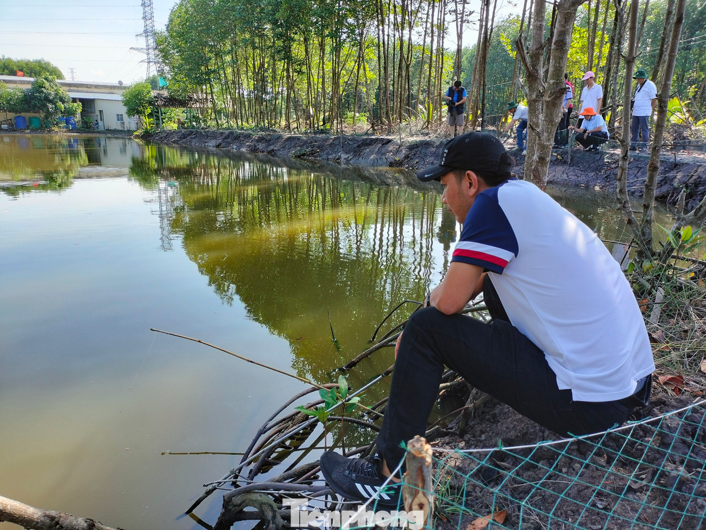 Du khách Nguyễn Bảo Xia ở TP. Cà Mau cho biết, hoạt động câu cua hình thành từ rất lâu đời. Từ ngày xưa, người dân dùng cần câu kết nối sợi dây chì nhưng không phải lưỡi câu móc vào miếng mồi để “săn” cua.