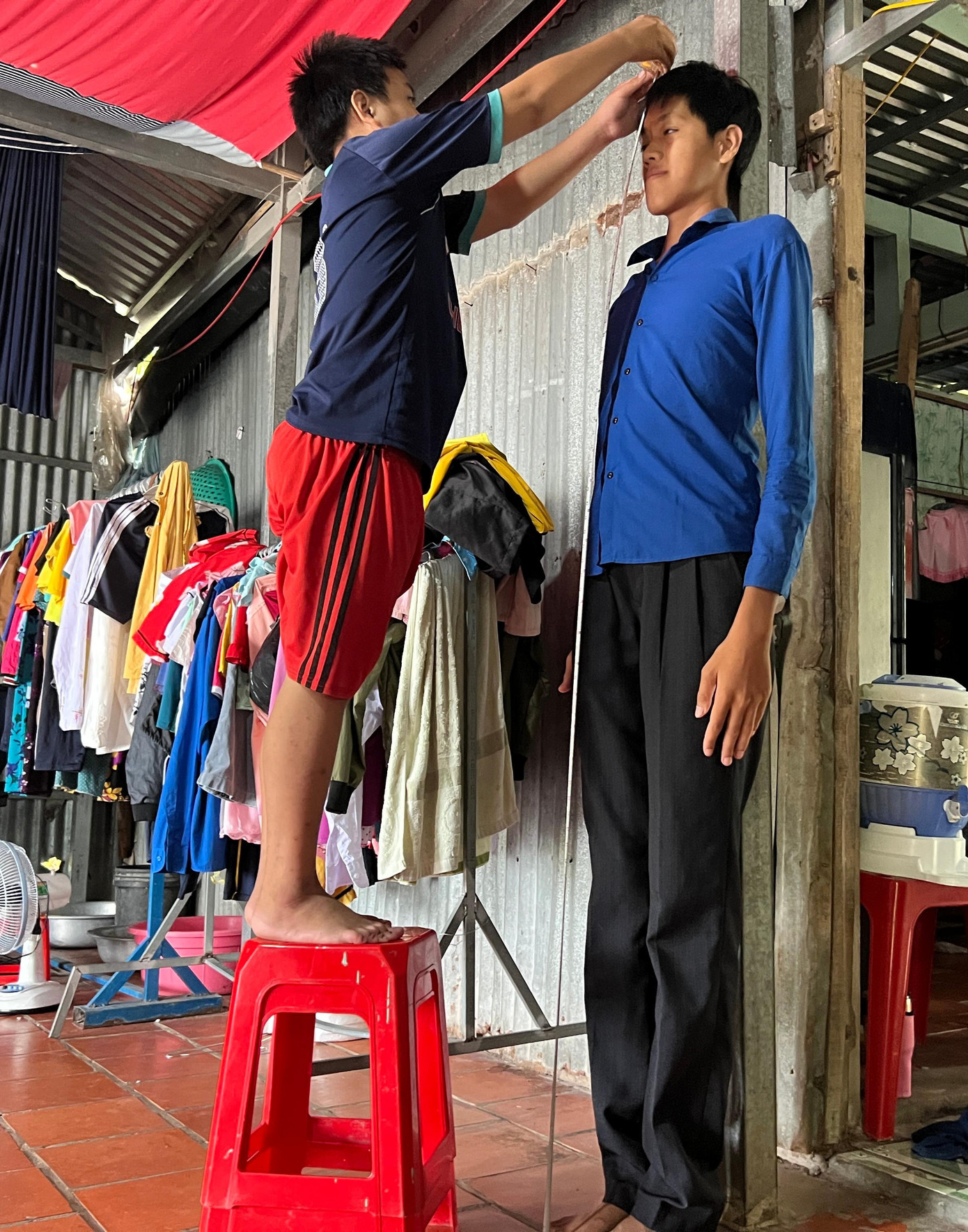 Khoảng 3 năm nay, chiều cao của Út phát triển bất thường, cao hơn 2m.