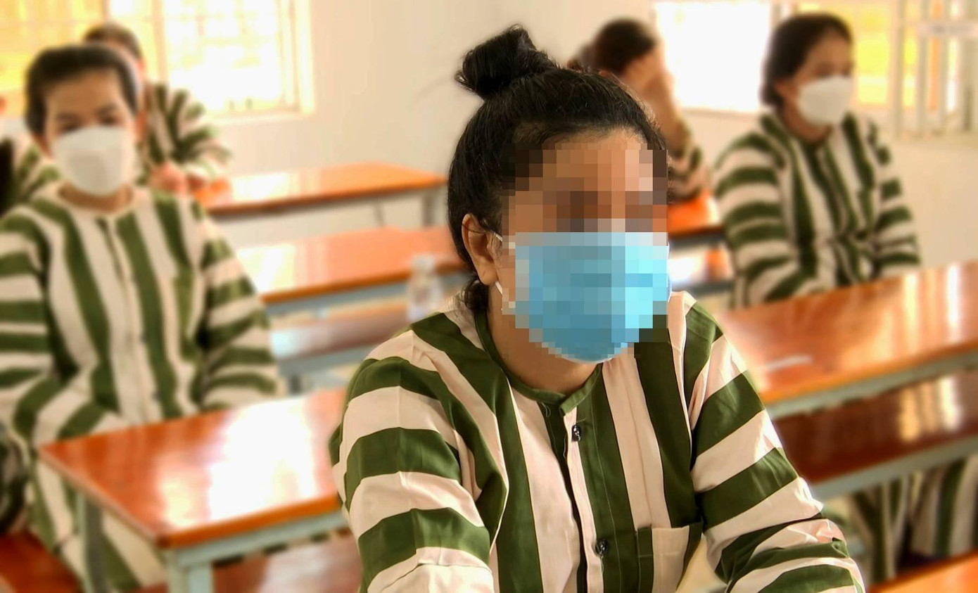 Những tháng ngày sau song sắt trại giam, phạm nhân Lê Thị Kim Ph. luôn ăn năn hối cải và tự răn mình không giẫm lên “vết xe đổ” của quá khứ. (Trọng Nguyễn). Những tháng ngày sau song sắt trại giam, phạm nhân Lê Thị Kim Ph. luôn ăn năn hối cải và tự răn mình không giẫm lên “vết xe đổ” của quá khứ. (Trọng Nguyễn).