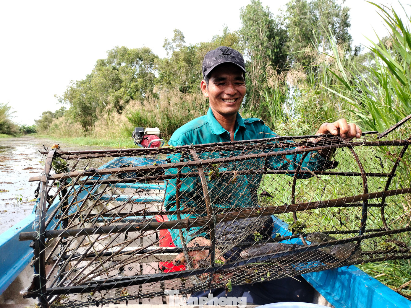 Thấy chiếc lợp động đậy, anh Hoàng vội nói: “Có cá lớn”. Rồi anh nhẹ nhàng nâng chiếc lợp khỏi mặt nước đưa lên vỏ lãi.