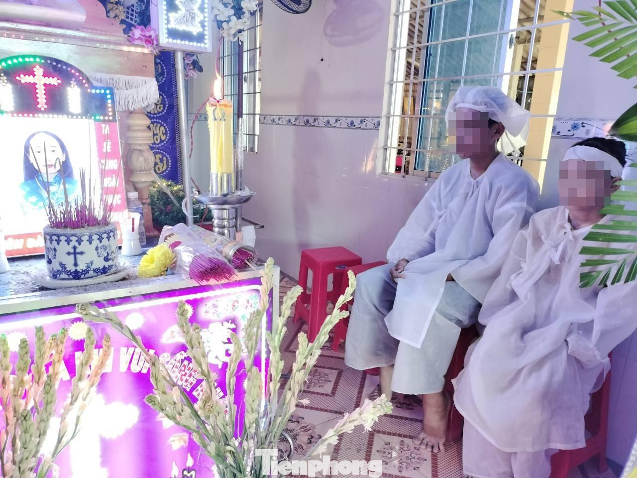 Cháu PMC (15 tuổi – học sinh lớp 10) và PTM (12 tuổi – học sinh lớp 6) bên linh cữu của mẹ. Cháu PMC (15 tuổi – học sinh lớp 10) và PTM (12 tuổi – học sinh lớp 6) bên linh cữu của mẹ.