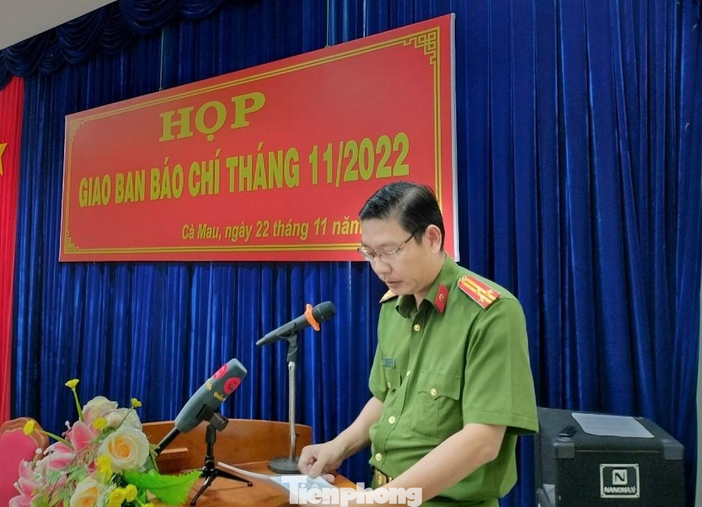 Thượng tá Phan Bửu Kiếm, Trưởng Phòng CSHS Công an tỉnh Cà Mau đã có thông tin liên quan đến việc ngư phủ bị hành hạ dã man trên tàu cá.