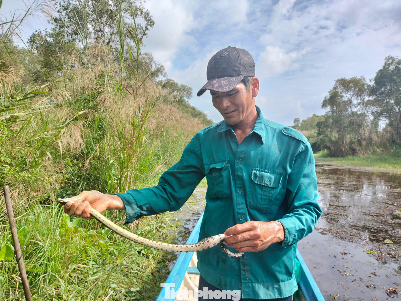 Mới 39 tuổi đời nhưng anh Hoàng đã có thâm niên hàng chục năm “lăn lộn” kiếm sống nơi cánh rừng già.