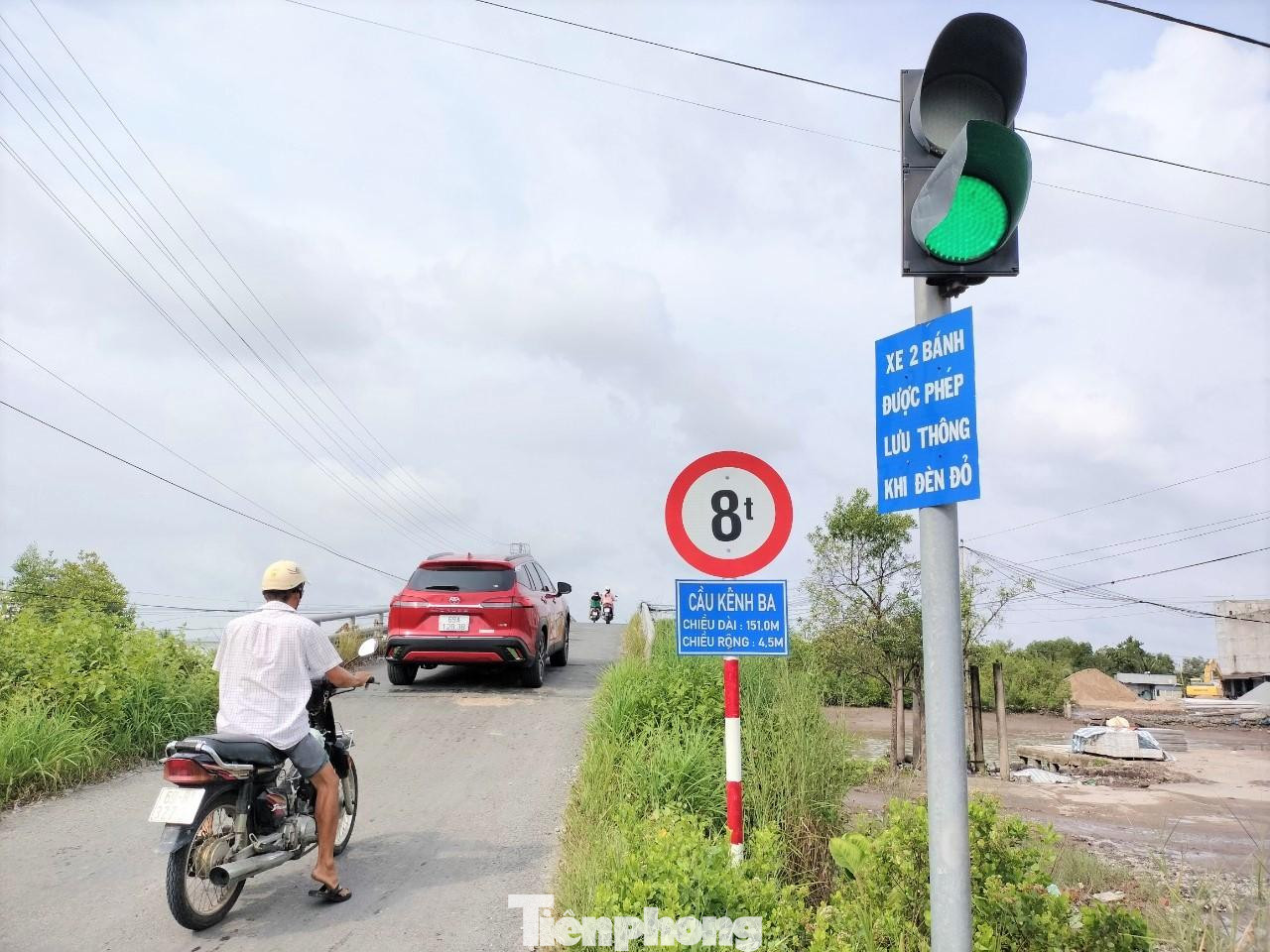 Cầu bị giới hạn tải trọng khiến cho việc đi lại của nhân dân và lưu thông hàng hoá gặp nhiều khó khăn.