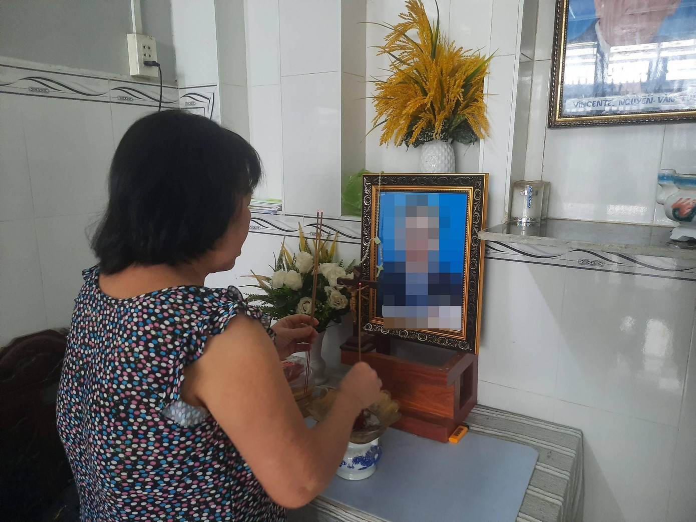 Bà N. cùng lúc thắp hương cho cả chồng và đứa con xấu số. Bà N. cùng lúc thắp hương cho cả chồng và đứa con xấu số.