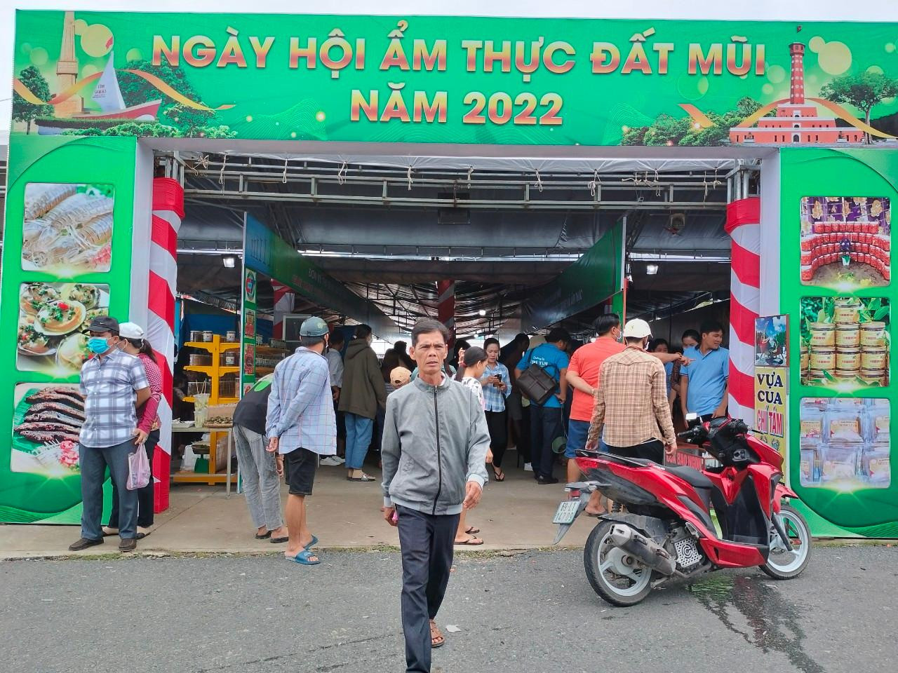 Nằm trong khuôn khổ của sự kiện Cà Mau – Điểm đến 2022, ngày 8/10, huyện Ngọc Hiển tổ chức khai mạc hoạt động Hội thi ngày hội ẩm thực Đất Mũi và các hoạt động thể thao tại Khu du lịch Quốc gia Mũi Cà Mau thuộc xã Đất Mũi, huyện Ngọc Hiển.