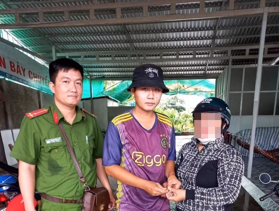 Công an phối hợp cùng anh Kha trao lại 1 lượng vàng 24K cho người phụ nữ đánh rơi khi đổ xăng. (Ảnh: CTV).