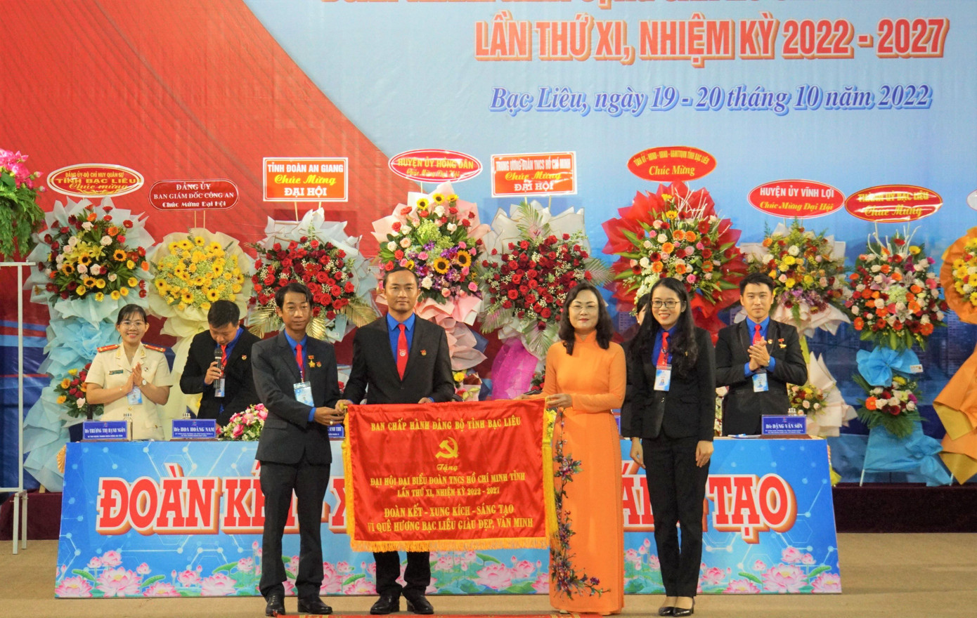 Ban Chấp hành Đảng bộ tỉnh Bạc Liêu trao tặng Đại hội bức trướng