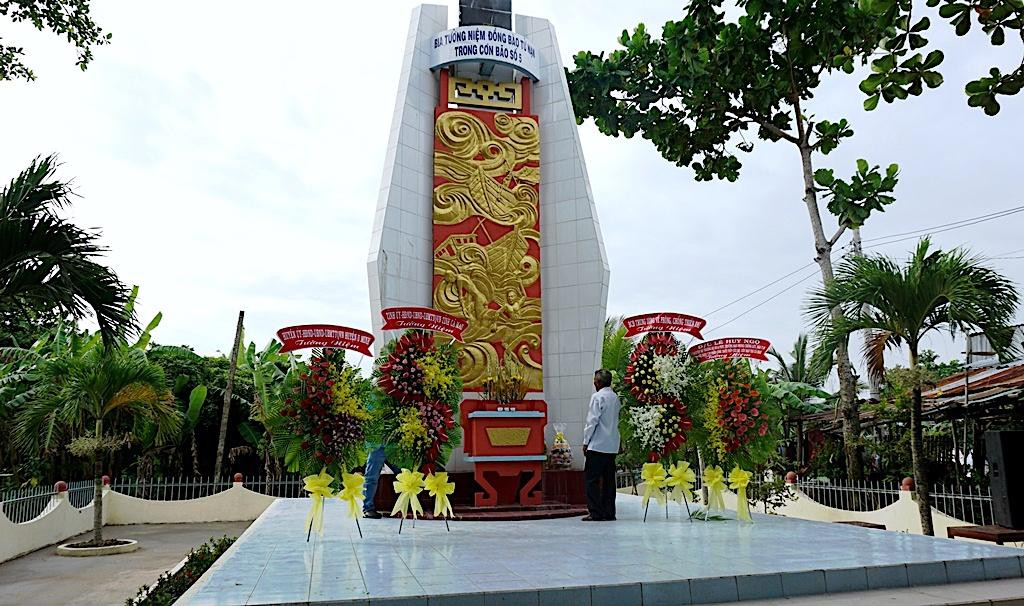 Bia tưởng niệm đồng bào tử nạn trong cơn bão Linda tại miền biển xã Khánh Hội.