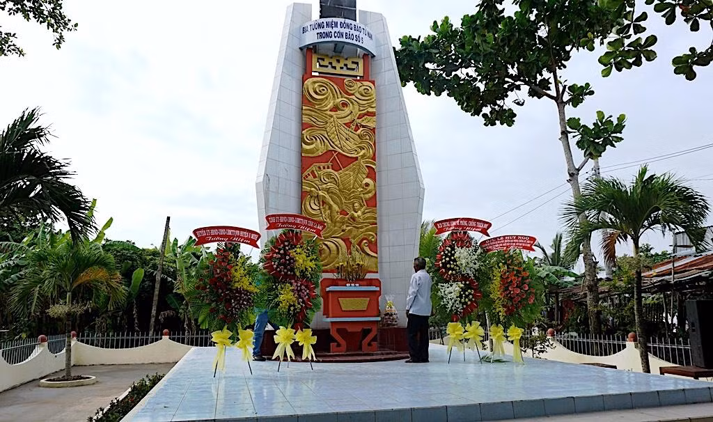 Bia tưởng niệm đồng bào tử nạn trong cơn bão Linda tại miền biển xã Khánh Hội.