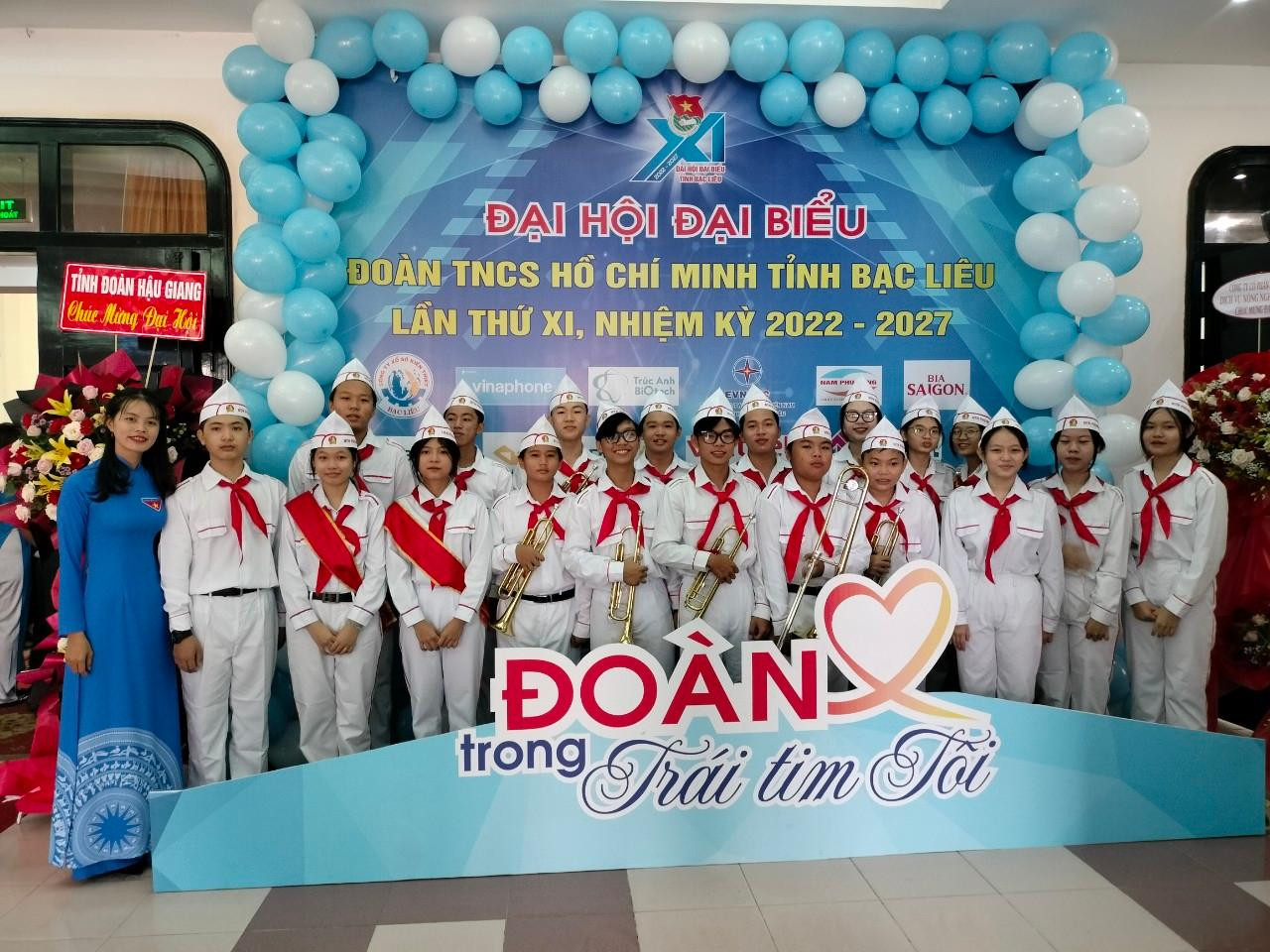Tại đây, các em nhỏ trong Đội thiếu niên Tiền phong hào hứng check-in với không gian tươi trẻ của đại hội.