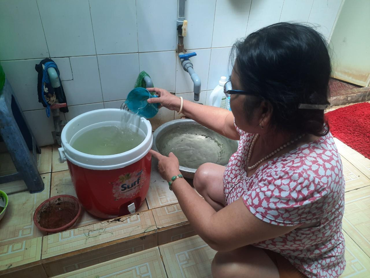 Nước sạch lại có lẫn cát đen, cặn bẩn.