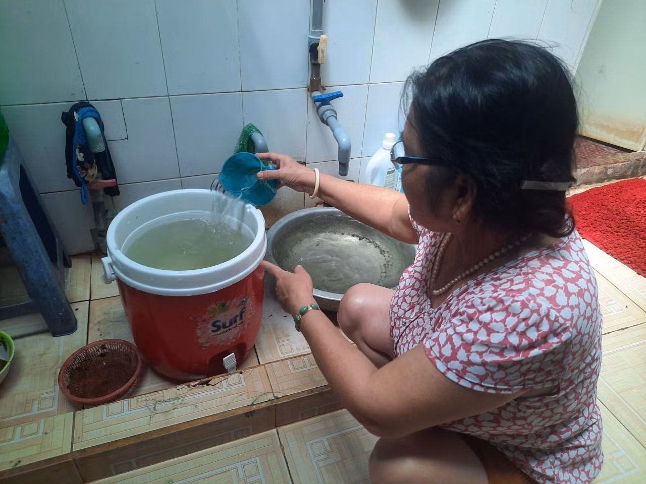 Nước sạch lại có lẫn cát đen, cặn bẩn. Nước sạch lại có lẫn cát đen, cặn bẩn.
