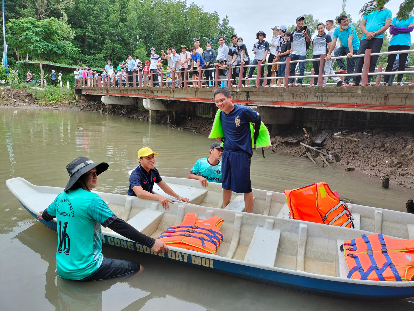 Giải có sự tham gia tranh tài của 7 xã, thị trấn của huyện Ngọc Hiển. Theo đó, các đội sẽ tham gia thi đấu loại trực tiếp.