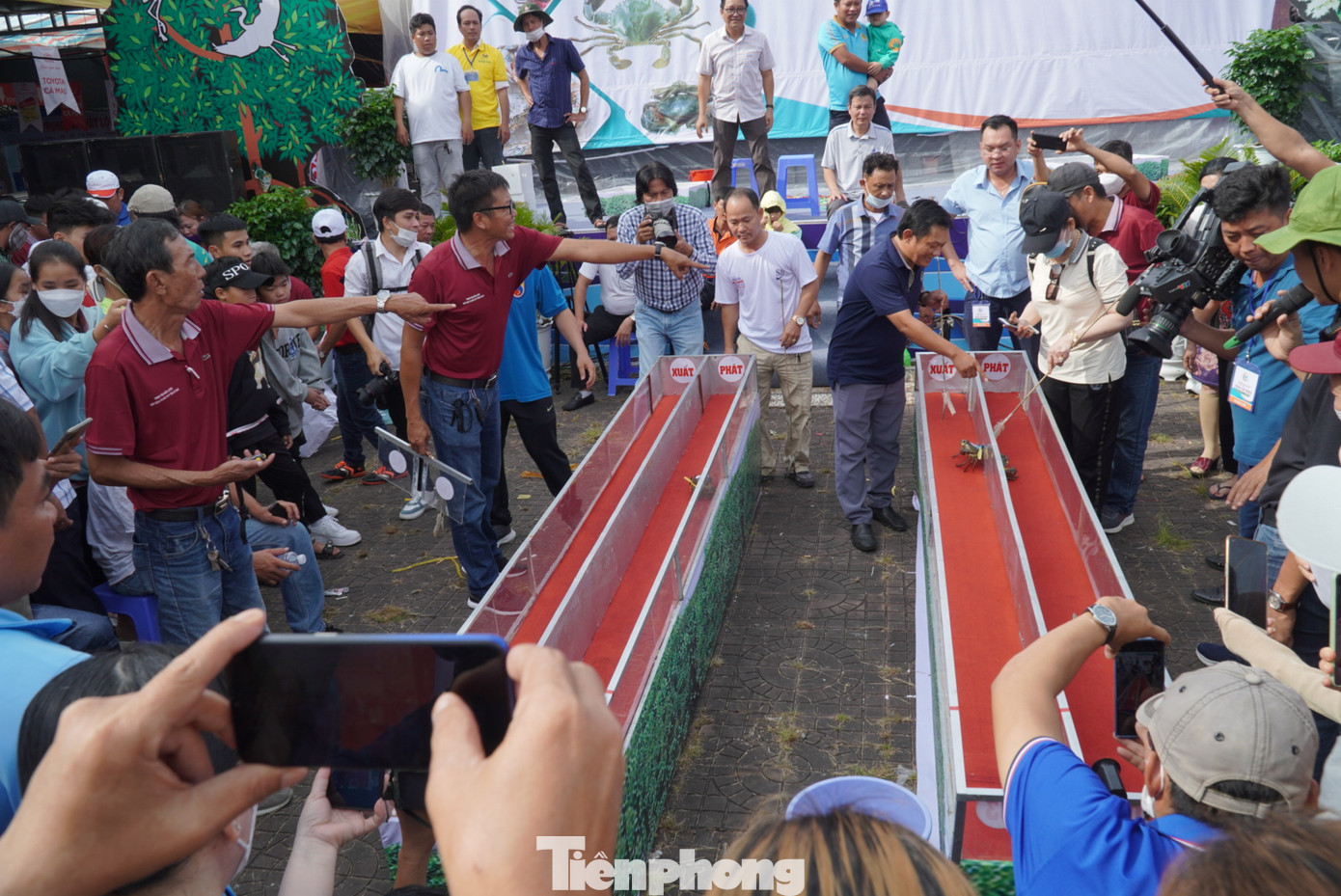 Các cua thủ tranh tài quyết liệt.