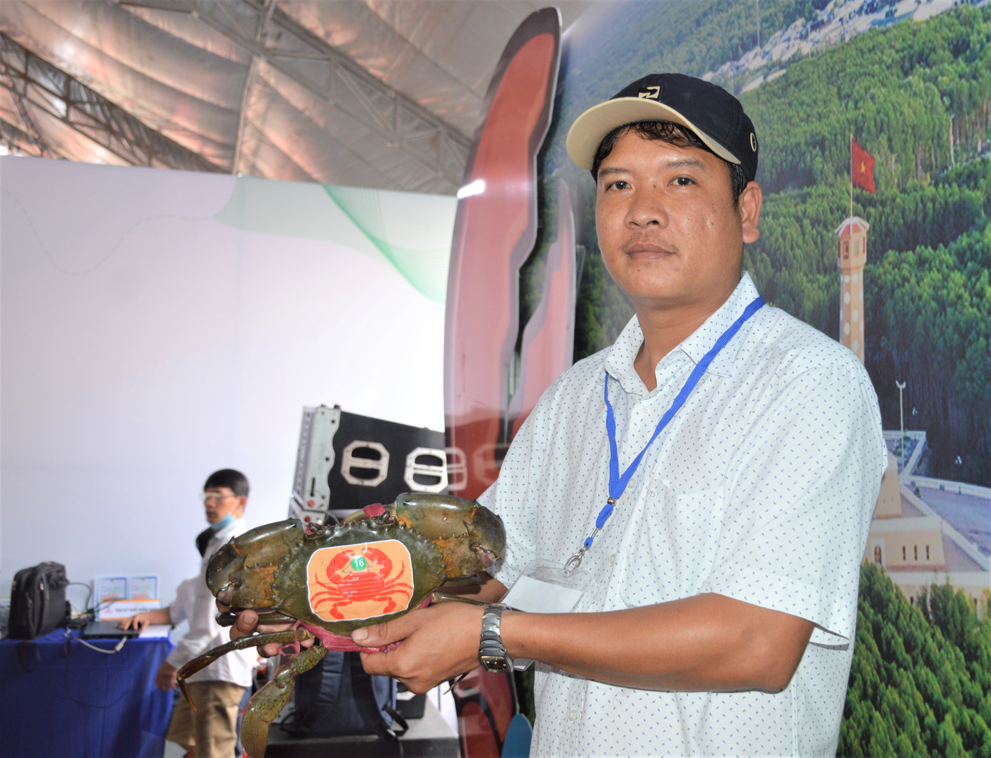 Cua dự thi được cân khối lượng trên cân điện tử (sử dụng 1 cân cho tất cả cua dự thi).